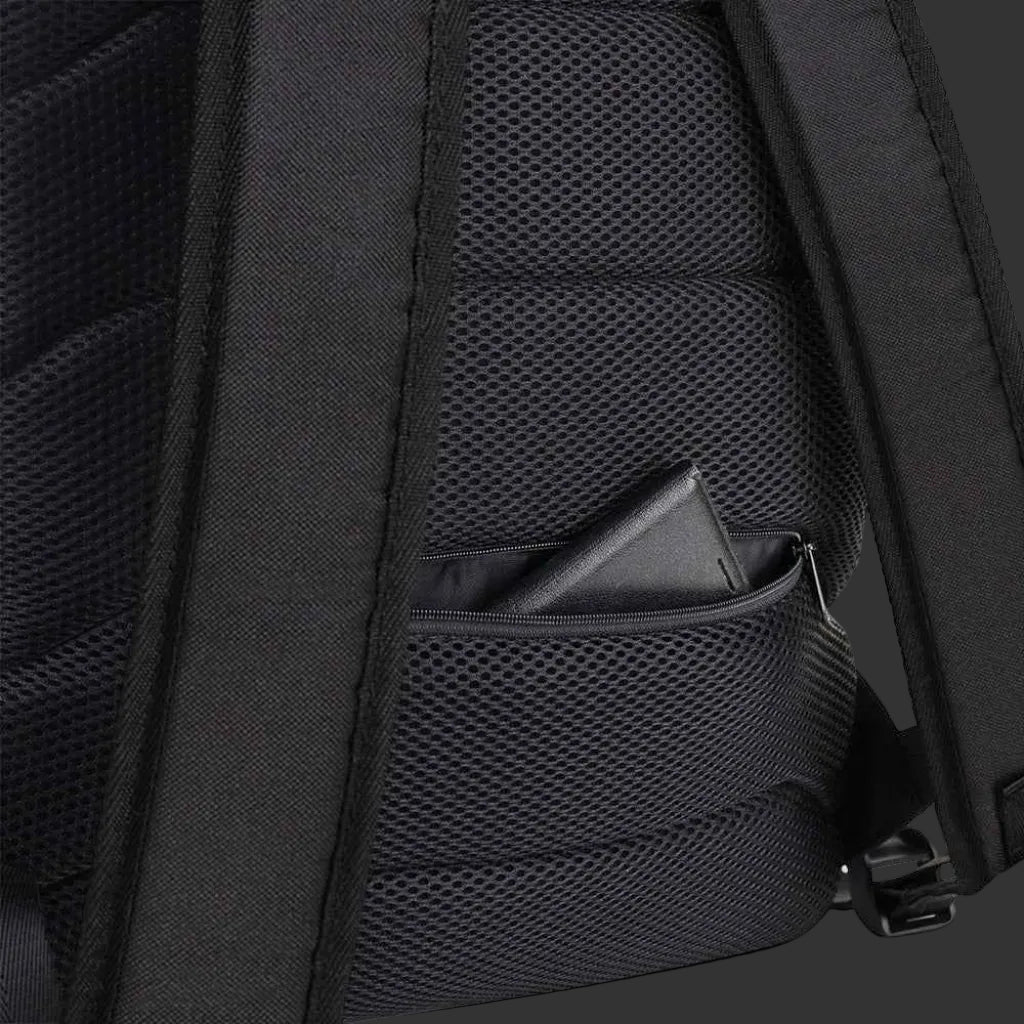 Ansicht tasche am rückenpolster des weißen The Five Signs Rucksacks mit schwarzem All-over-Print