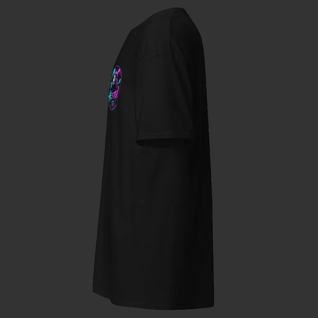 Linksansicht: schwarzes T-Shirt ohne Signatur (reines Basic)