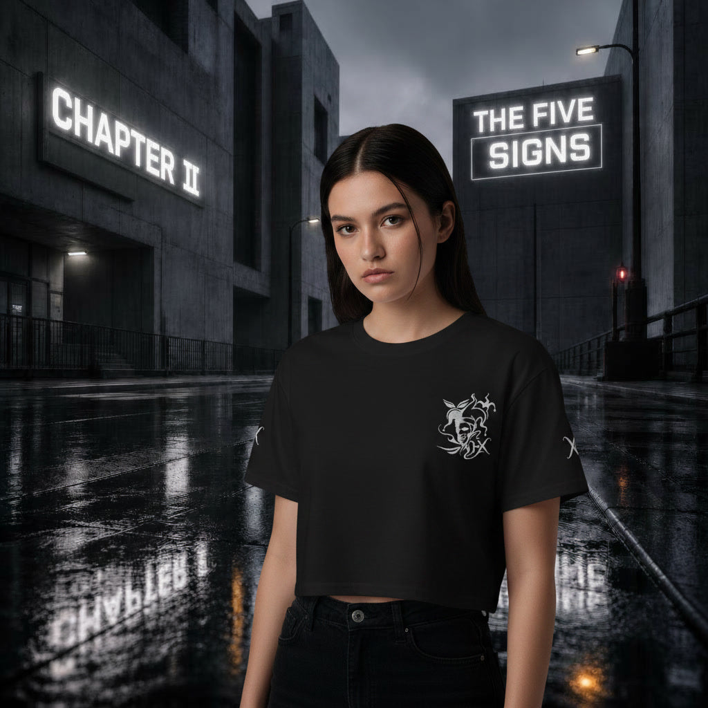 Model trägt das schwarze the five signs crop top mit bestickten emblem auf der brust