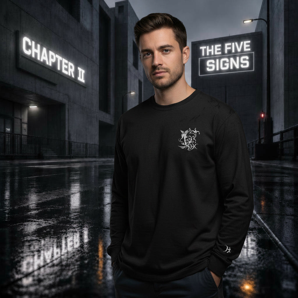 Model trägt schwarzes langarmshirt mit gestickten five signs emblem auf der brust