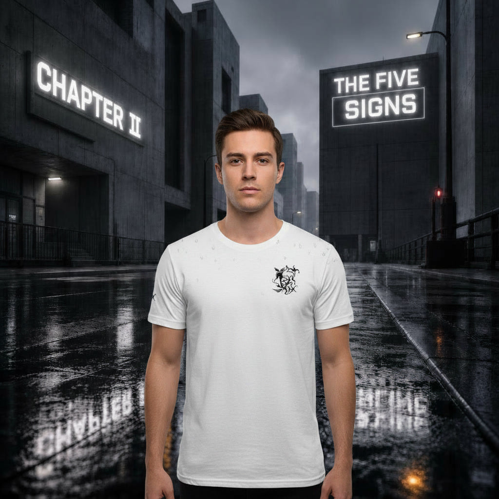 Model trägt weißes The Five Signs T-shirt mit schwarzem bruststickerei