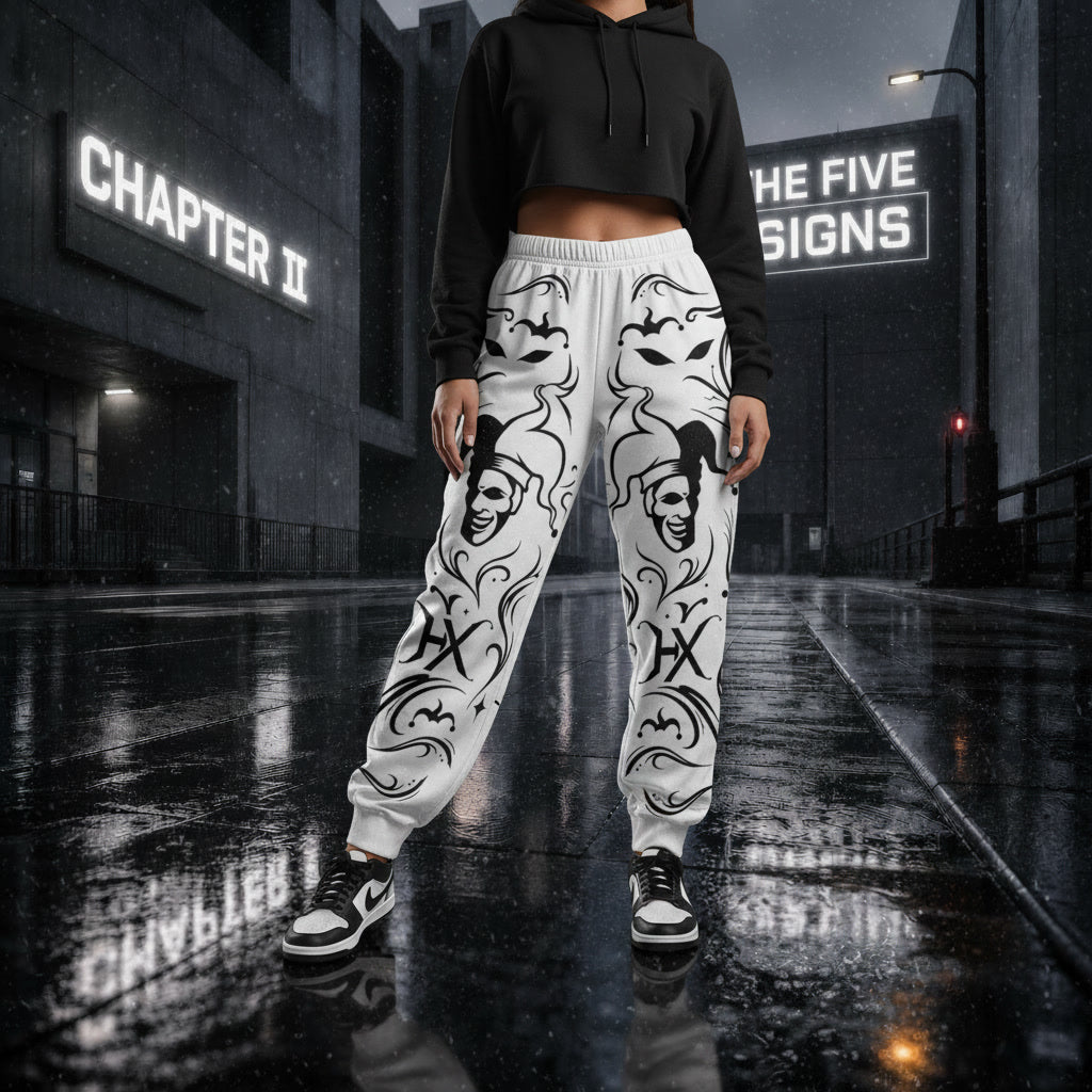 Model trägt The Five Signs Wide-Leg Hose Weiß mit verschiedenen fragmenten des narren