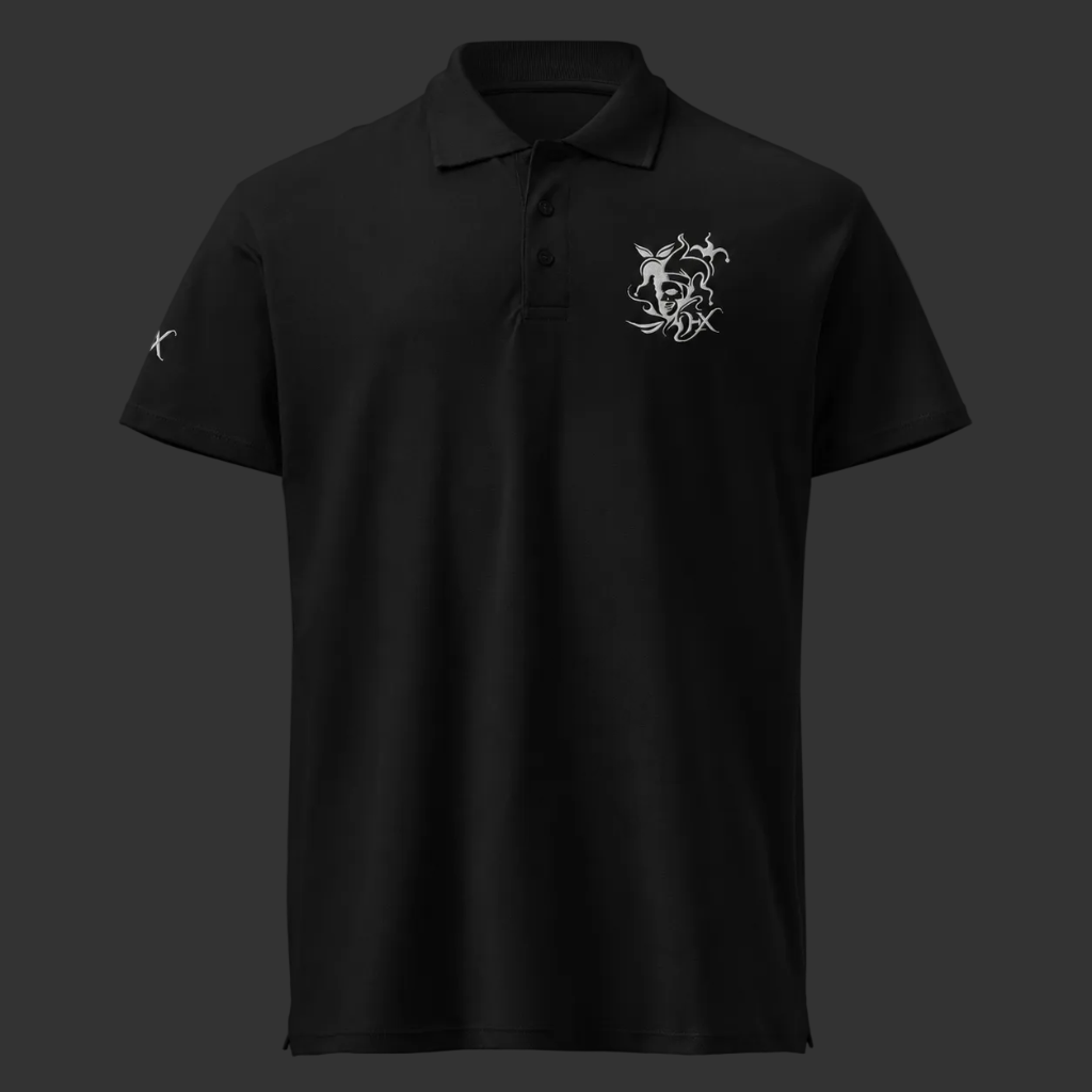 frontansicht schwarzes poloshirt mit gesticktem five signs emblem auf der brust